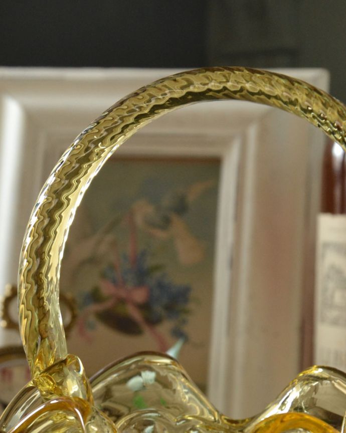 デザートグラス、ボウル(器) アンティーク雑貨 鮮やかなイエローカラーのアンティークプレスドグラス、バスケット。持ち手までも可愛いデザインです。(pg-3609)