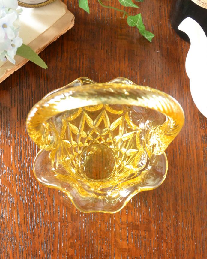 デザートグラス、ボウル(器) アンティーク雑貨 鮮やかなイエローカラーのアンティークプレスドグラス、バスケット。上から見るとこんな感じです。(pg-3609)