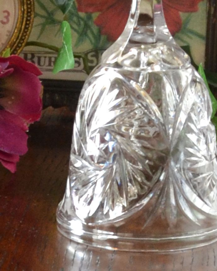 アンティーク 雑貨のガラス小物　アンティーク雑貨　ハンドルまで美しい星が煌めくアンティークプレスドグラス(ベル)。アンティークのため、多少の欠け・傷がある場合がありますが、使用上問題はありませんので、ご了承下さい。(pg-3614)