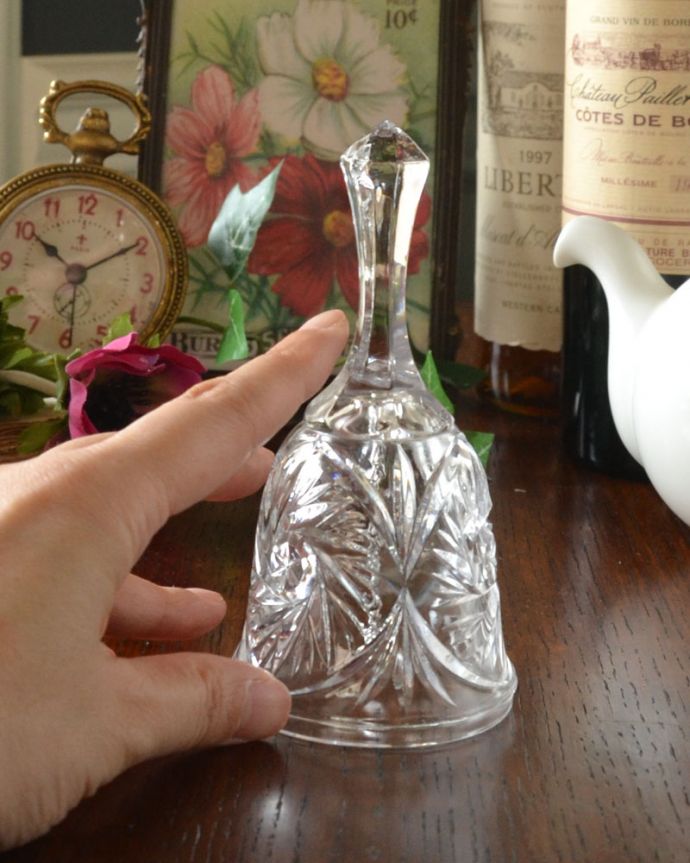 アンティーク 雑貨のガラス小物　アンティーク雑貨　ハンドルまで美しい星が煌めくアンティークプレスドグラス(ベル)。お部屋のどこに置いても素敵なインテリアになります。(pg-3614)