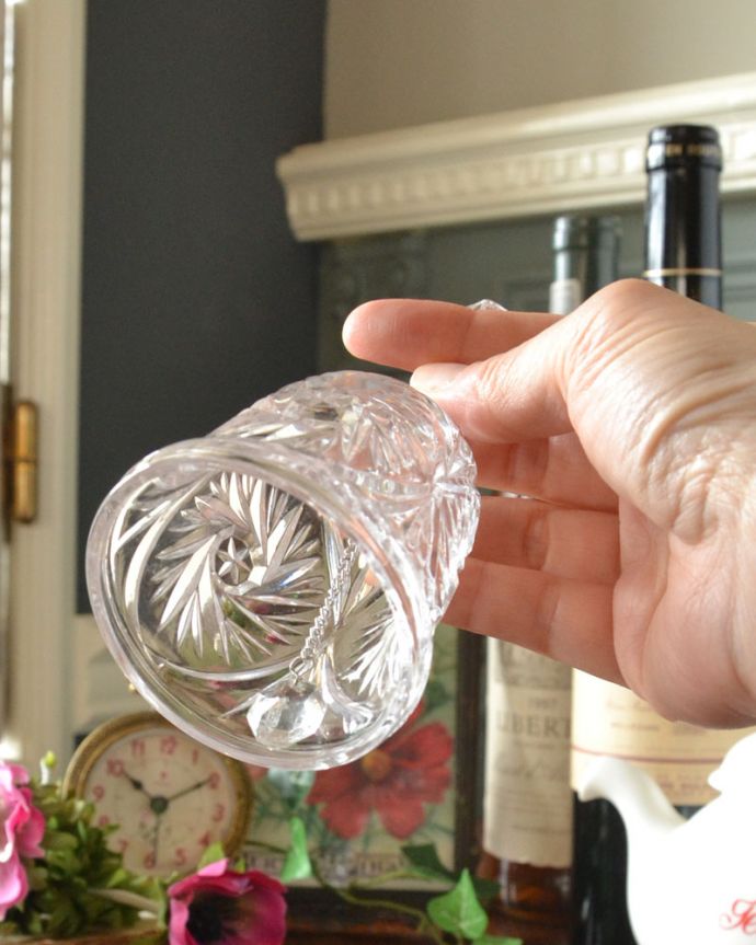 アンティーク 雑貨のガラス小物　アンティーク雑貨　ハンドルまで美しい星が煌めくアンティークプレスドグラス(ベル)。澄んだ音色が楽しめます。(pg-3614)