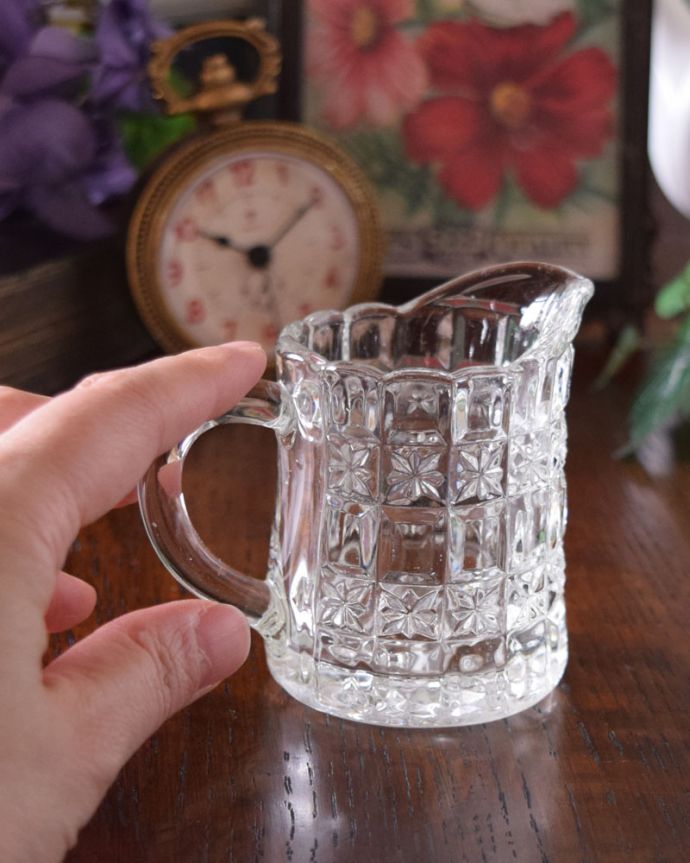フラワーベース　アンティーク雑貨　小さな花が散りばめられたミルクポット（プレスドグラス）。手のひらサイズで窓際などにも置ける可愛さです。(pg-3632)