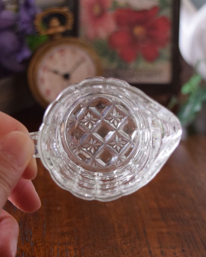 フラワーベース　アンティーク雑貨　小さな花が散りばめられたミルクポット（プレスドグラス）。上から見ても美しくカッティングされています。(pg-3632)