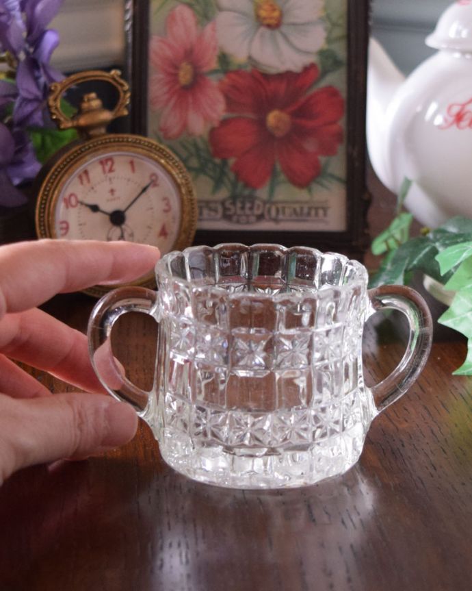 デザートグラス、ボウル(器)　アンティーク雑貨　小さな花が散りばめられたシュガーポット（プレスドグラス）。手のひらサイズで窓際などにも置ける可愛さです。(pg-3633)