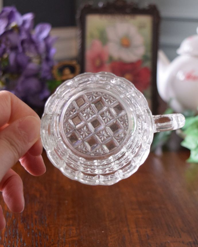 デザートグラス、ボウル(器)　アンティーク雑貨　小さな花が散りばめられたシュガーポット（プレスドグラス）。上から見ても美しくカッティングされています。(pg-3633)