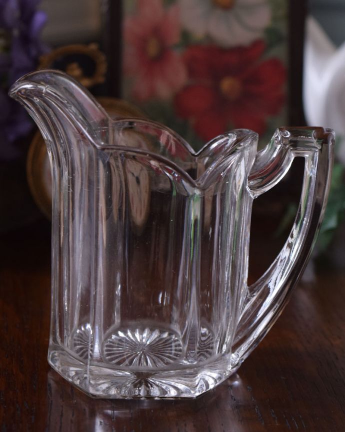 フラワーベース　アンティーク雑貨　アンティークプレスドグラス、ほんのりピンク色が可愛い、フラワーベースにもなるソースジャグ。アンティークのため、多少の欠け・傷がある場合がありますが、使用上問題はありませんので、ご了承下さい。(pg-3641)