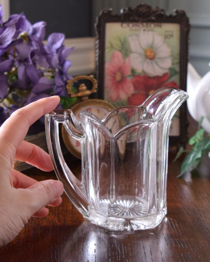 フラワーベース　アンティーク雑貨　アンティークプレスドグラス、ほんのりピンク色が可愛い、フラワーベースにもなるソースジャグ。使いやすいサイズでフラワーベースとしてもおススメです。(pg-3641)