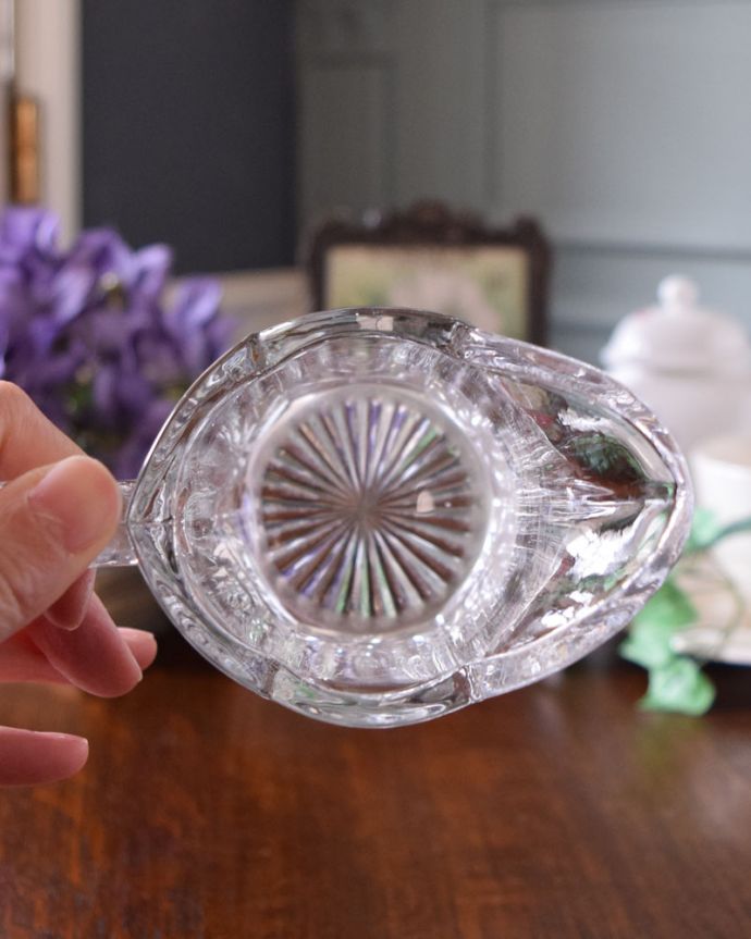 フラワーベース　アンティーク雑貨　アンティークプレスドグラス、ほんのりピンク色が可愛い、フラワーベースにもなるソースジャグ。上から見ても美しくカッティングされています。(pg-3641)