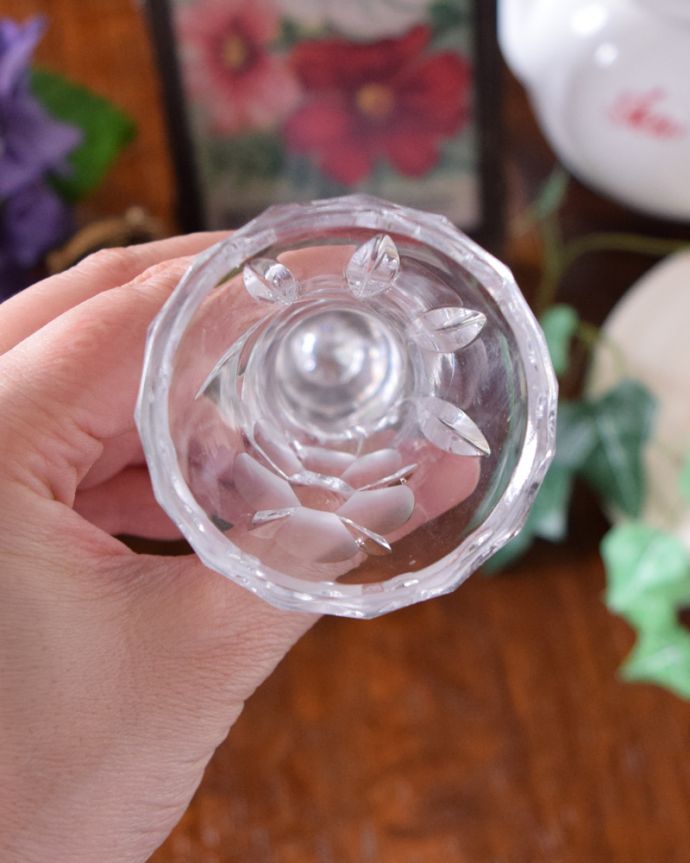 フラワーベース　アンティーク雑貨　脚付きの可愛いプレスドグラス、キレイなお花がカッティングされた小ぶりなフラワーベース（1輪挿し） 。上から見るとこんな感じです。(pg-3653)