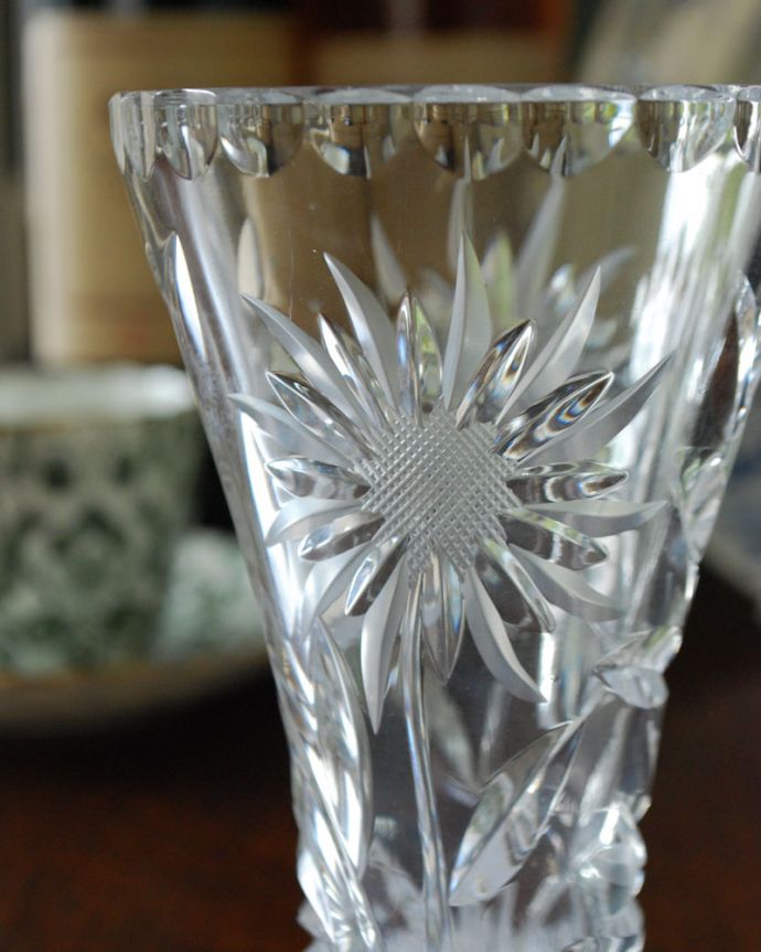 フラワーベース アンティーク雑貨 大きなひまわりの花が咲いたプレスドグラス、アンティークのフラワーベース。アンティークのため、多少の欠け・傷がある場合がありますが、使用上問題はありませんので、ご了承下さい。(pg-3654)