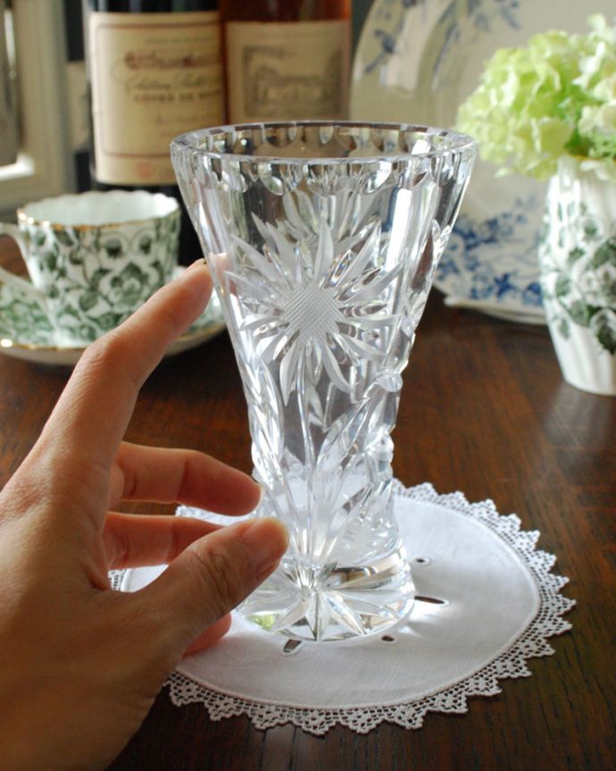 フラワーベース アンティーク雑貨 大きなひまわりの花が咲いたプレスドグラス、アンティークのフラワーベース。使いやすいサイズで、置くだけで絵になる美しさです。(pg-3654)