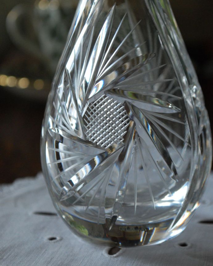 アンティーク 雑貨のガラス小物　アンティーク雑貨　ひまわりが咲いたプレスドグラス、アンティークのフラワーベース。アンティークのため、多少の欠け・傷がある場合がありますが、使用上問題はありませんので、ご了承下さい。(pg-3655)