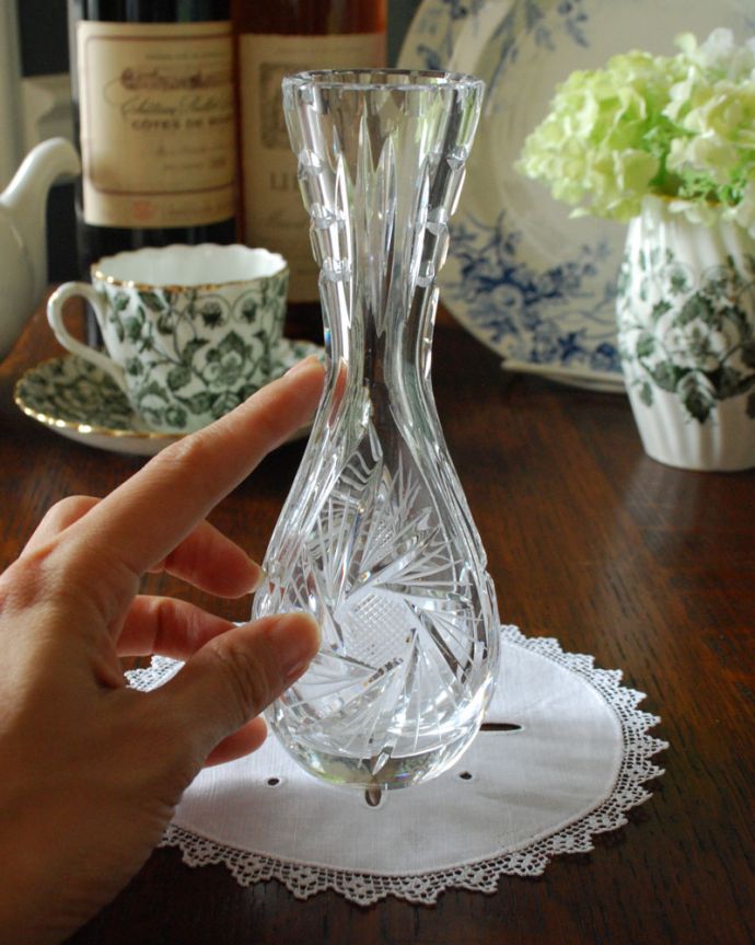 アンティーク 雑貨のガラス小物　アンティーク雑貨　ひまわりが咲いたプレスドグラス、アンティークのフラワーベース。使いやすいサイズで、置くだけで絵になる美しさです。(pg-3655)