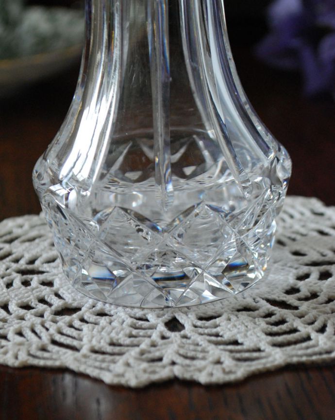 フラワーベース　アンティーク雑貨　ガラスの輝きが美しいプレスドグラス、アンティークのフラワーベース。アンティークのため、多少の欠け・傷がある場合がありますが、使用上問題はありませんので、ご了承下さい。(pg-3656)