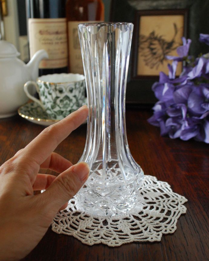 フラワーベース　アンティーク雑貨　ガラスの輝きが美しいプレスドグラス、アンティークのフラワーベース。使いやすいサイズで、置くだけで絵になる美しさです。(pg-3656)