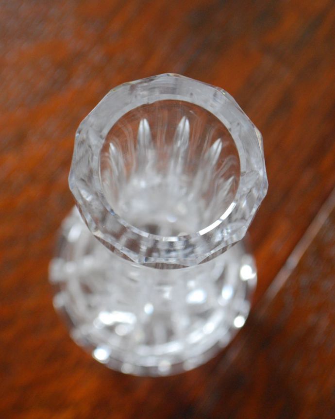 フラワーベース　アンティーク雑貨　ガラスの輝きが美しいプレスドグラス、アンティークのフラワーベース。上から見てるこんな感じです。(pg-3656)