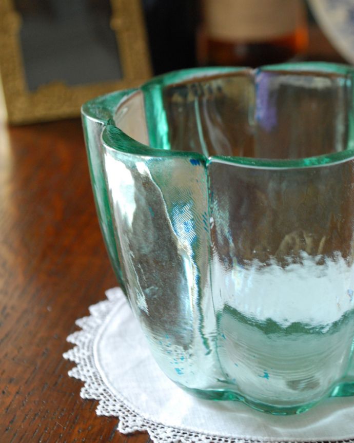 デザートグラス、ボウル(器)　アンティーク雑貨　表情豊かなミントグリーンのアンティークボウル、プレスドグラス。アンティークのため、多少の欠け・傷がある場合がありますが、使用上問題はありませんので、ご了承下さい。(pg-3657)