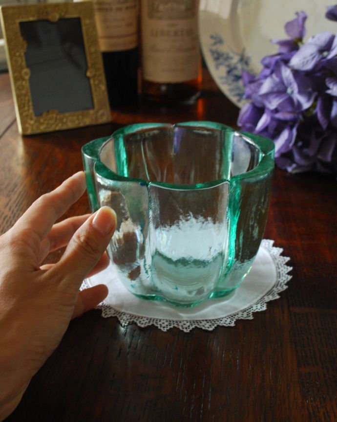 デザートグラス、ボウル(器)　アンティーク雑貨　表情豊かなミントグリーンのアンティークボウル、プレスドグラス。ミントグリーンが爽やかなガラスボールです。(pg-3657)