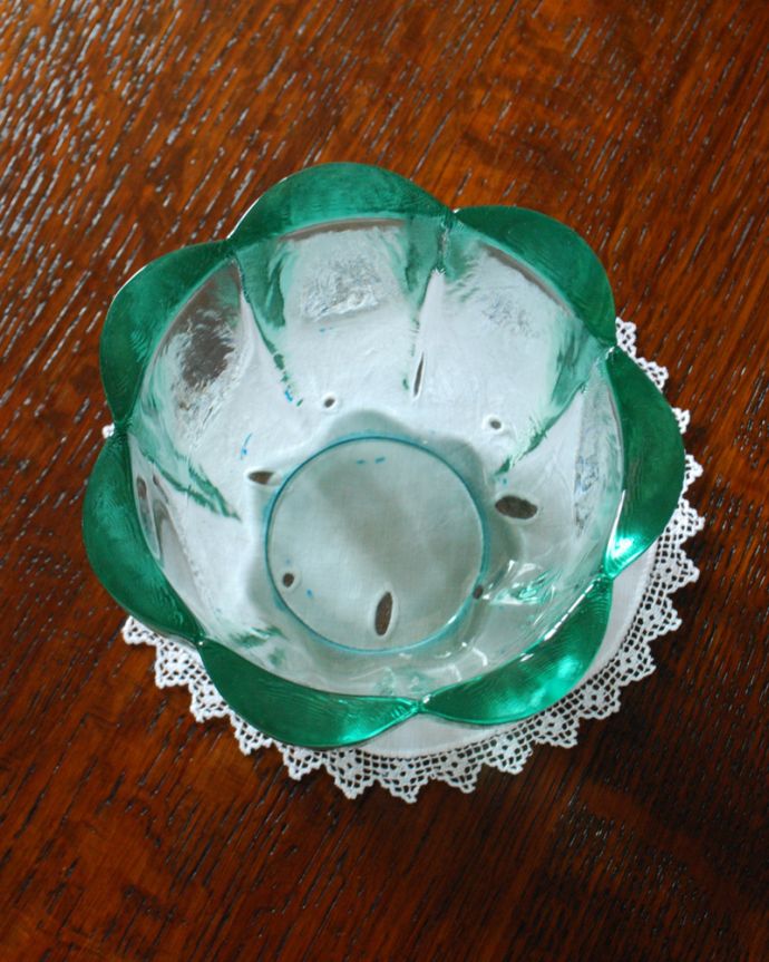 デザートグラス、ボウル(器)　アンティーク雑貨　表情豊かなミントグリーンのアンティークボウル、プレスドグラス。上から見ても美しいデザインが楽しめます。(pg-3657)