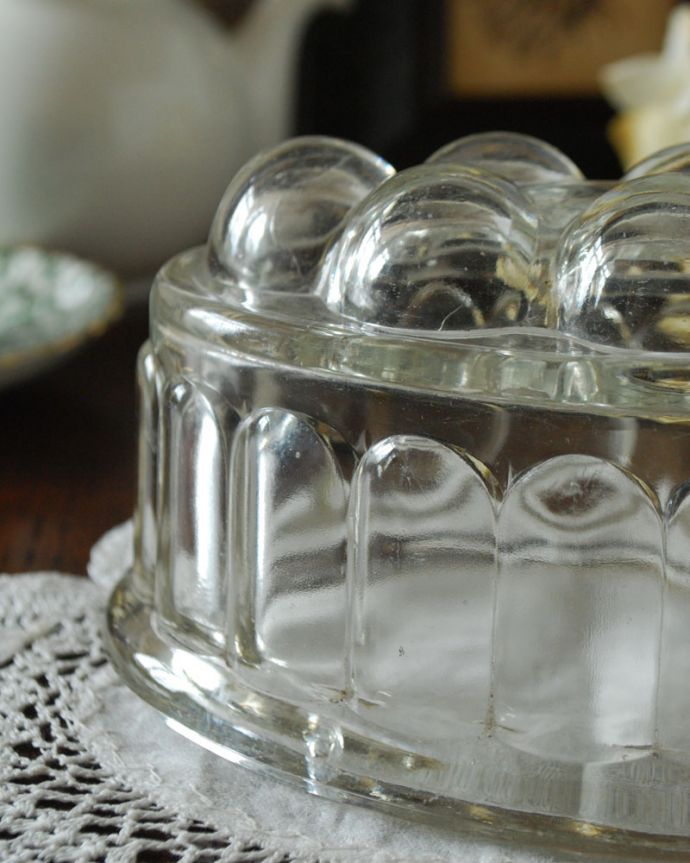 アンティーク 雑貨のガラス小物　アンティーク雑貨　可愛いアンティークのキッチン雑貨、大きなゼリーが作れるゼリーモールド(プレスドグラス)。アンティークのため、多少の欠け・傷がある場合がありますが、使用上問題はありませんので、ご了承下さい。(pg-3661)