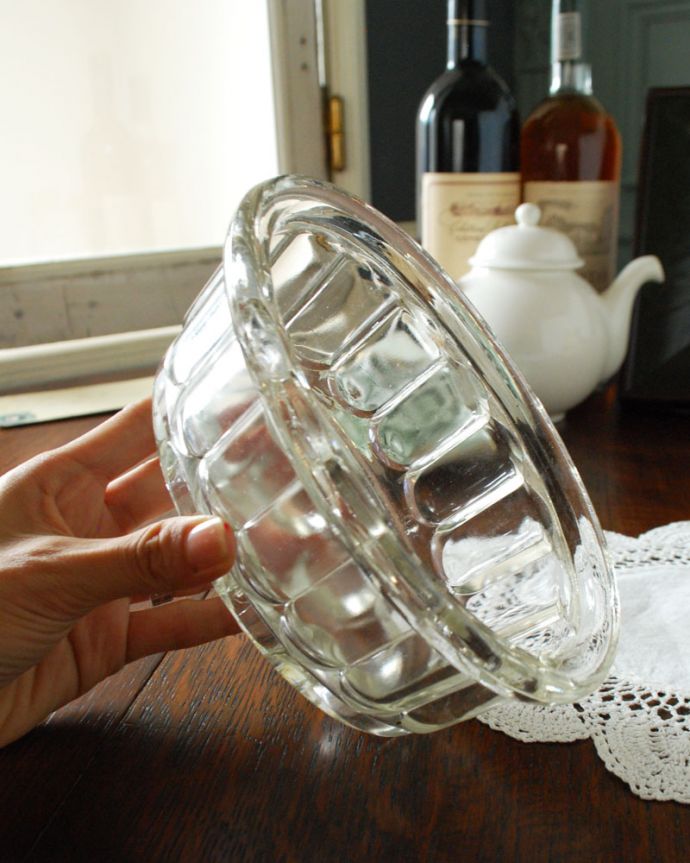 アンティーク 雑貨のガラス小物　アンティーク雑貨　可愛いアンティークのキッチン雑貨、大きなゼリーが作れるゼリーモールド(プレスドグラス)。キッチンに置いて、小物入れにしても可愛いデザインです。(pg-3661)