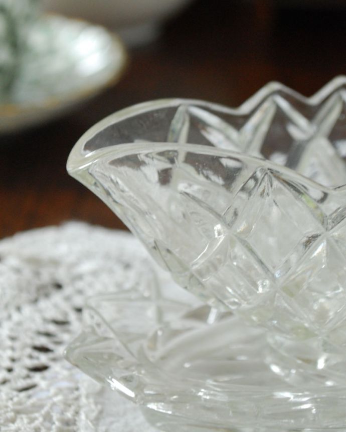 フラワーベース　アンティーク雑貨　ダイヤカットの華やかなデザインのアンティークプレスドグラス、ソーサー付きのピッチャー。アンティークのため、多少の欠け・傷がある場合がありますが、使用上問題はありませんので、ご了承下さい。(pg-3666)