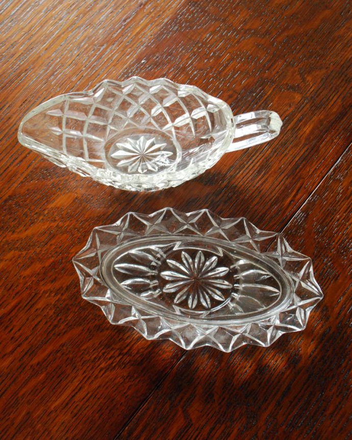 フラワーベース　アンティーク雑貨　ダイヤカットの華やかなデザインのアンティークプレスドグラス、ソーサー付きのピッチャー。ピッチャーとソーサーのセットです。(pg-3666)