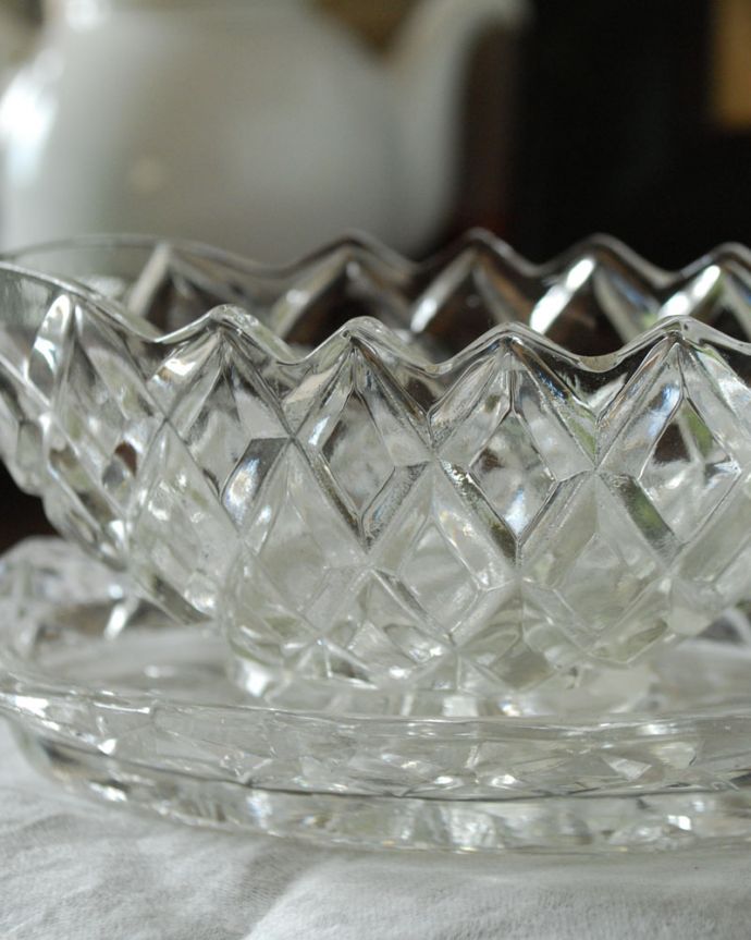 フラワーベース　アンティーク雑貨　ダイヤカットの華やかなデザインのアンティークプレスドグラス、ソーサー付きのピッチャー。ダイヤカットの美しいデザインです。(pg-3666)