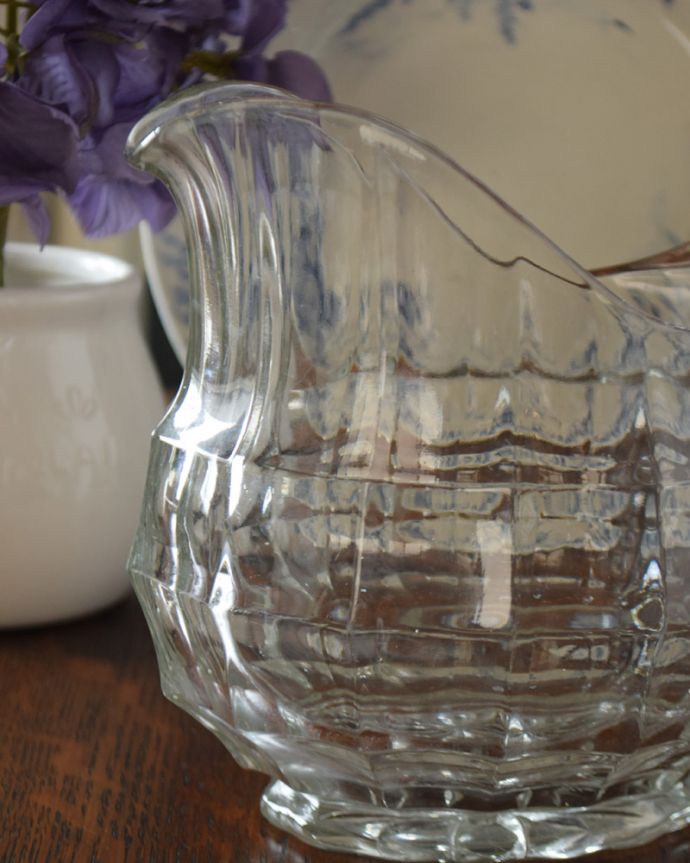 フラワーベース アンティーク雑貨 コロンと丸いシルエットが可愛いアンティークのピッチャー(プレスドグラス)。アンティークのため、多少の欠け・傷がある場合がありますが、使用上問題はありませんので、ご了承下さい。(pg-3680)