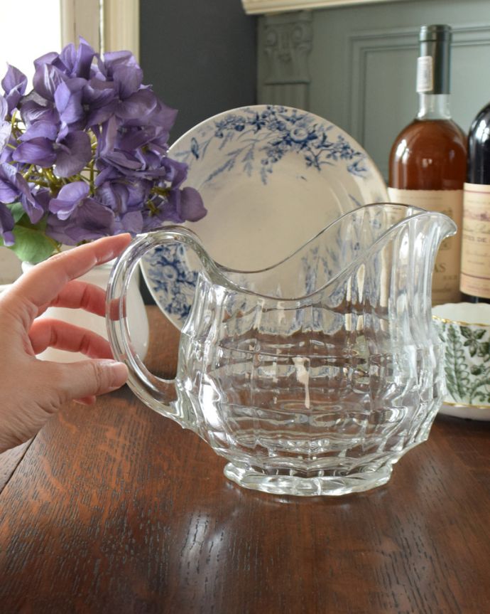 フラワーベース アンティーク雑貨 コロンと丸いシルエットが可愛いアンティークのピッチャー(プレスドグラス)。たっぷり入るサイズで、フラワーベースとしてもおススメです。(pg-3680)