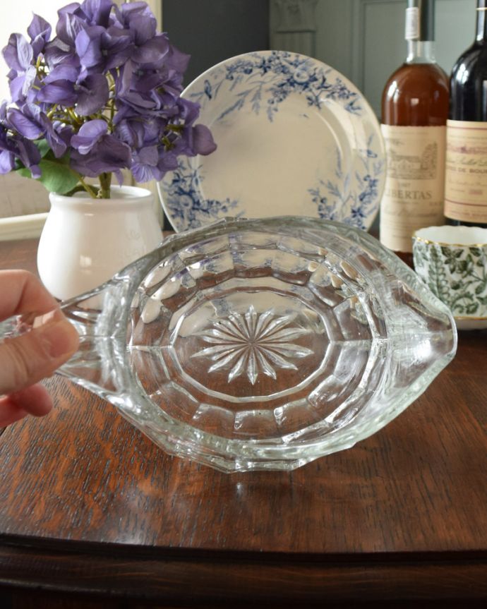 フラワーベース アンティーク雑貨 コロンと丸いシルエットが可愛いアンティークのピッチャー(プレスドグラス)。上から見ても美しいカッティングです。(pg-3680)