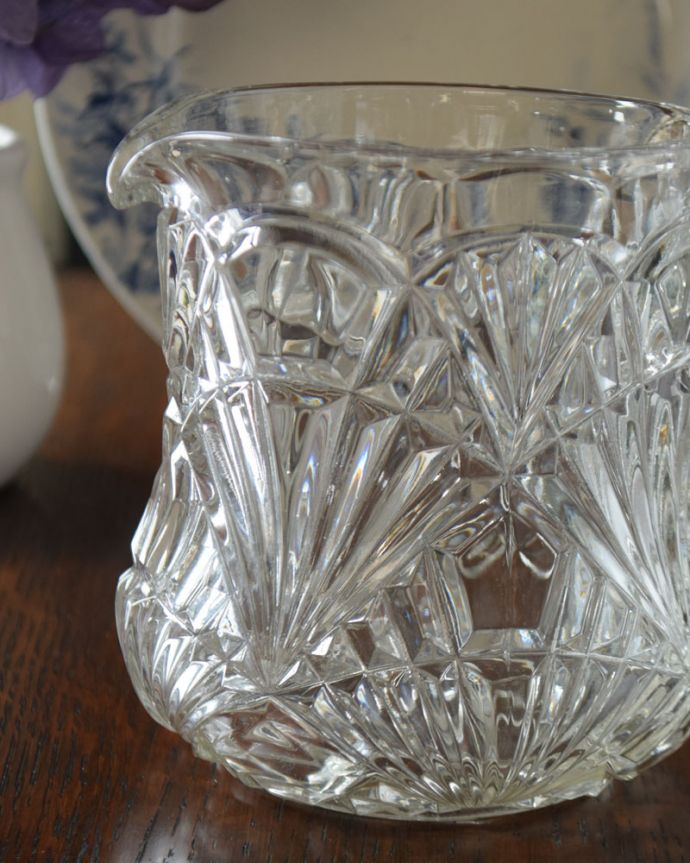 アンティーク 雑貨のガラス小物　アンティーク雑貨　どの角度から見ても美しいアンティークピッチャー（プレスドグラス）。アンティークのため、多少の欠け・傷がある場合がありますが、使用上問題はありませんので、ご了承下さい。(pg-3686)