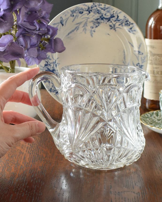 アンティーク 雑貨のガラス小物　アンティーク雑貨　どの角度から見ても美しいアンティークピッチャー（プレスドグラス）。フラワーベースとしてもおススメです。(pg-3686)