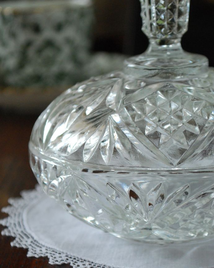 ふた付きケース、スパイスケース アンティーク雑貨 大きな持ち手がお洒落なアクセント、ガラスケース、アンティークプレスドグラス。アンティークのため、多少の欠け・傷がある場合がありますが、使用上問題はありませんので、ご了承下さい。(pg-3700)