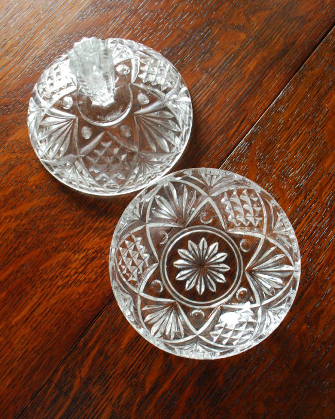 ふた付きケース、スパイスケース アンティーク雑貨 大きな持ち手がお洒落なアクセント、ガラスケース、アンティークプレスドグラス。上から見るとこんな感じです。(pg-3700)