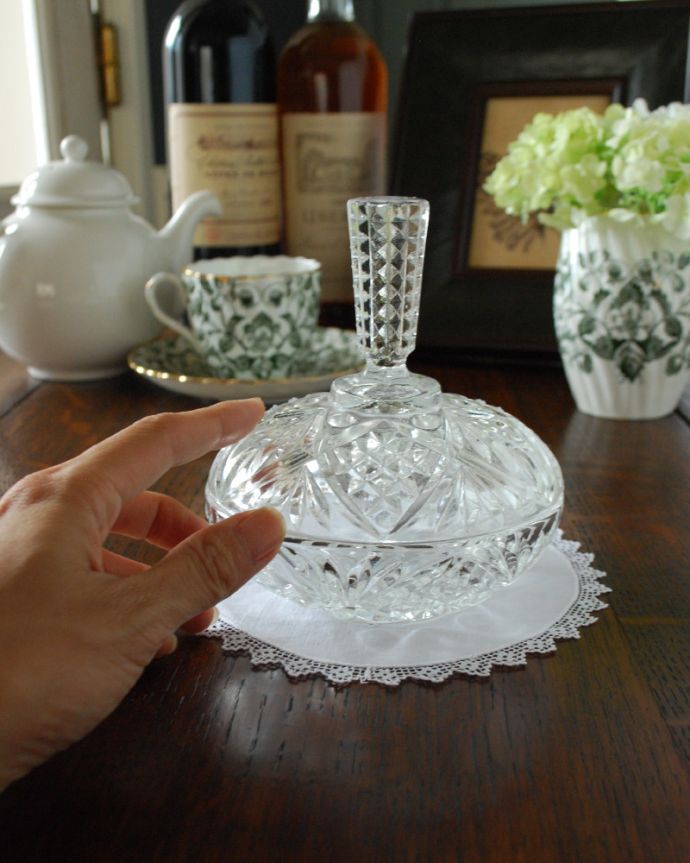 ふた付きケース、スパイスケース アンティーク雑貨 大きな持ち手がお洒落なアクセント、ガラスケース、アンティークプレスドグラス。どこに置いても華やかなガラスのケースです。(pg-3700)