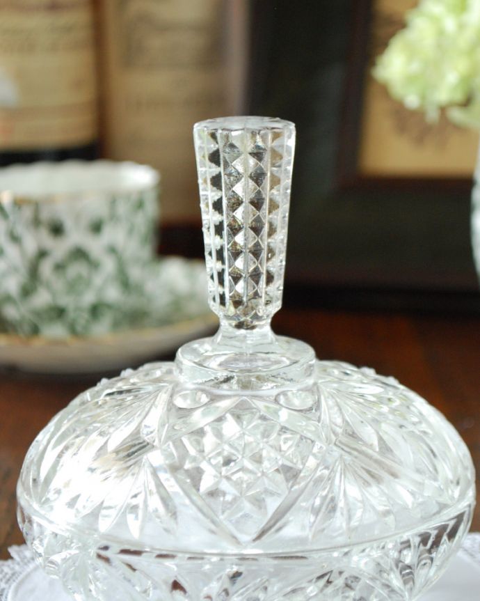 ふた付きケース、スパイスケース アンティーク雑貨 大きな持ち手がお洒落なアクセント、ガラスケース、アンティークプレスドグラス。持ち手まで美しくカッティングされています。(pg-3700)