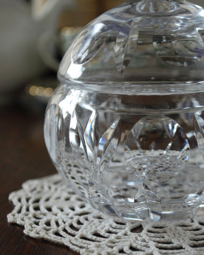 ふた付きケース、スパイスケース　アンティーク雑貨　コロンと可愛い蓋付きのガラスケース、アンティークプレスドグラス。アンティークのため、多少の欠け・傷がある場合がありますが、使用上問題はありませんので、ご了承下さい。(pg-3706)