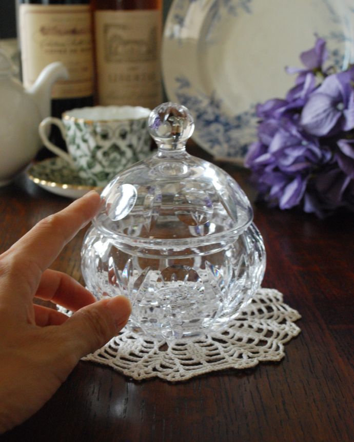 ふた付きケース、スパイスケース　アンティーク雑貨　コロンと可愛い蓋付きのガラスケース、アンティークプレスドグラス。どこに置いても絵になるガラスのケースです。(pg-3706)