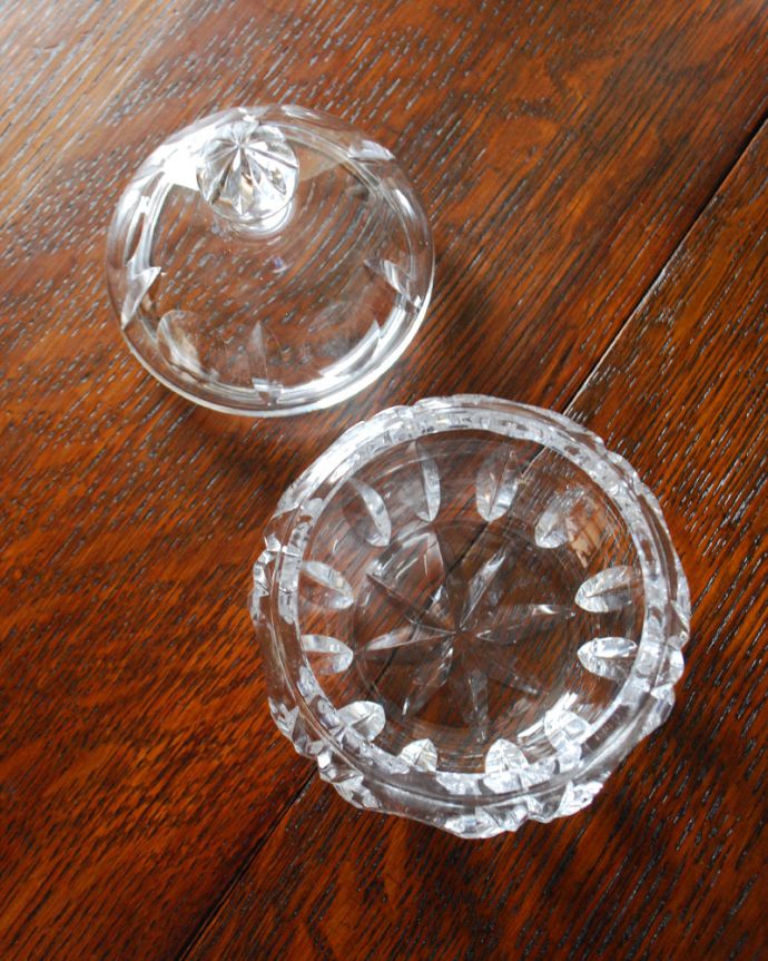 ふた付きケース、スパイスケース　アンティーク雑貨　コロンと可愛い蓋付きのガラスケース、アンティークプレスドグラス。上から見るとこんな感じです。(pg-3706)