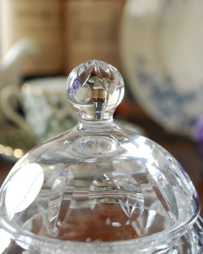 ふた付きケース、スパイスケース　アンティーク雑貨　コロンと可愛い蓋付きのガラスケース、アンティークプレスドグラス。キャンディーのような可愛い持ち手は開けるたびにワクワクします。(pg-3706)