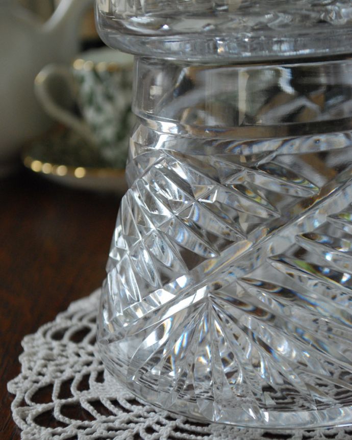 アンティーク 雑貨のガラス小物 アンティーク雑貨 キッチンやドレッサーでも大活躍、アンティークプレスドグラスのフタ付き小物入れ。アンティークのため、多少の欠け・傷がある場合がありますが、使用上問題はありませんので、ご了承下さい。(pg-3710)