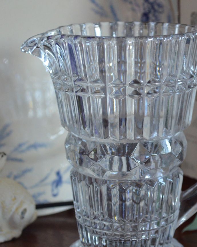 フラワーベース　アンティーク雑貨　フラワーベースにオススメのガラスピッチャー、アンティークのプレスドグラス。アンティークのため、多少の欠け・傷がある場合がありますが、使用上問題はありませんので、ご了承下さい。(pg-3733)