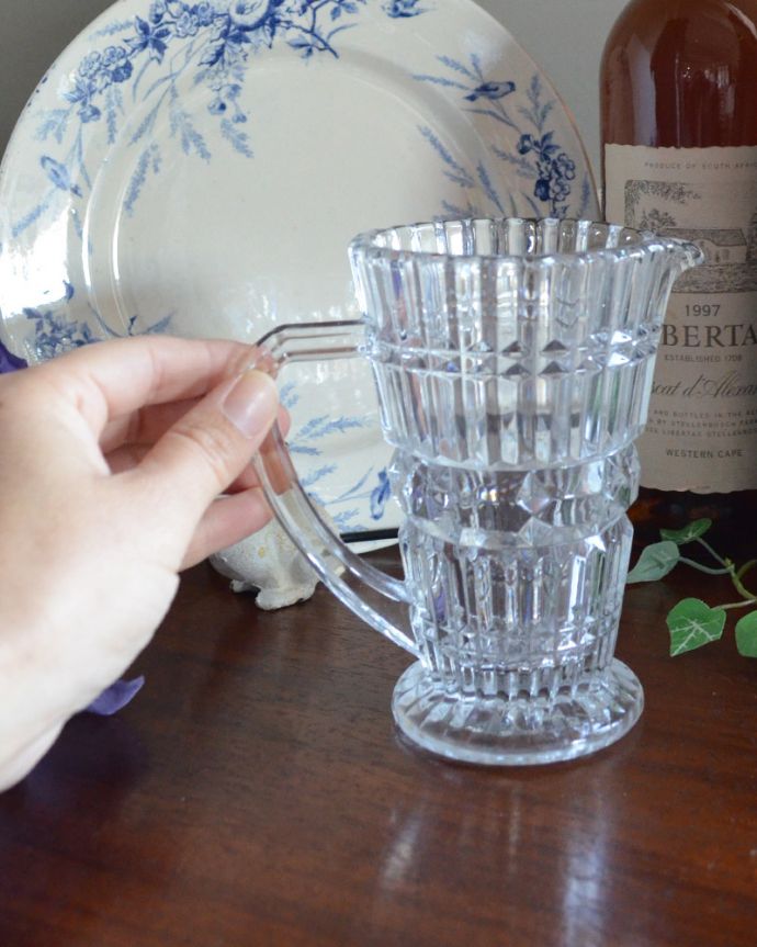 フラワーベース　アンティーク雑貨　フラワーベースにオススメのガラスピッチャー、アンティークのプレスドグラス。フラワーベースにしても素敵です。(pg-3733)