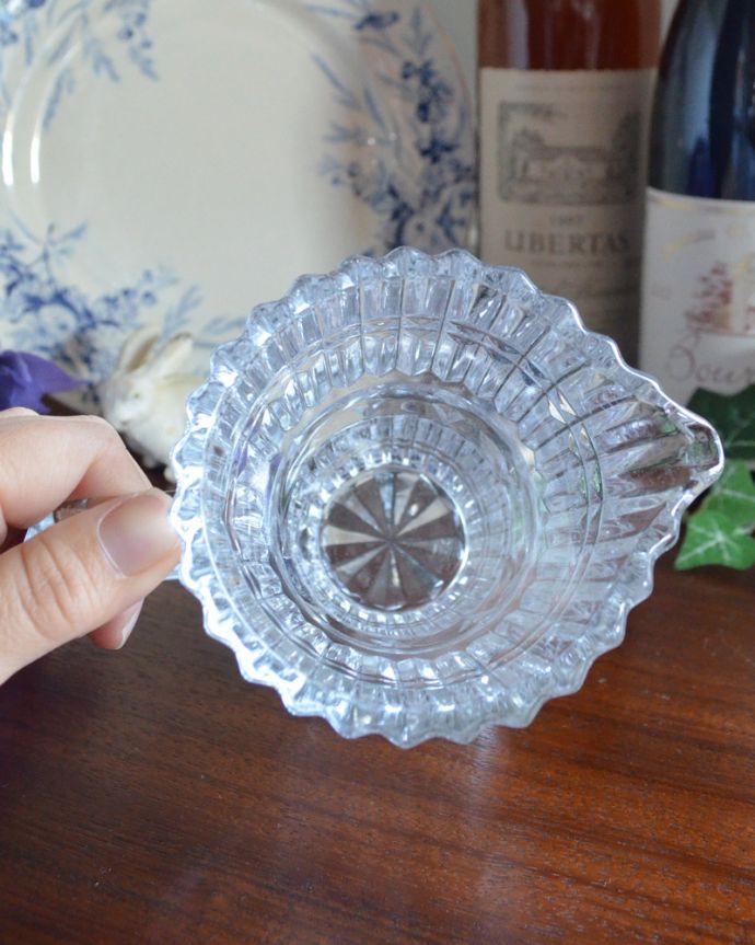 フラワーベース　アンティーク雑貨　フラワーベースにオススメのガラスピッチャー、アンティークのプレスドグラス。上から見るとこんな感じです。(pg-3733)