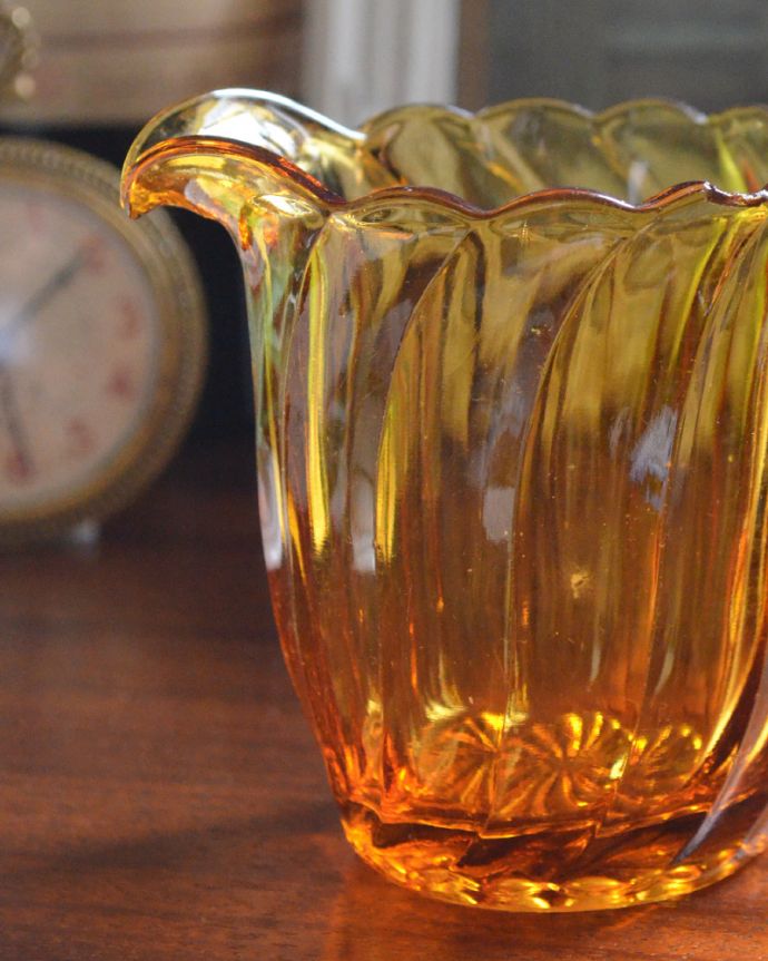 フラワーベース アンティーク雑貨 流れるような装飾、アンバーカラーが上品なアンティークのピッチャー(プレスドグラス)。アンティークのため、多少の欠け・傷がある場合がありますが、使用上問題はありませんので、ご了承下さい。(pg-3735)