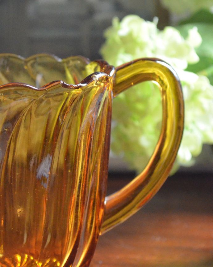フラワーベース アンティーク雑貨 流れるような装飾、アンバーカラーが上品なアンティークのピッチャー(プレスドグラス)。持ち手も可愛いです。(pg-3735)