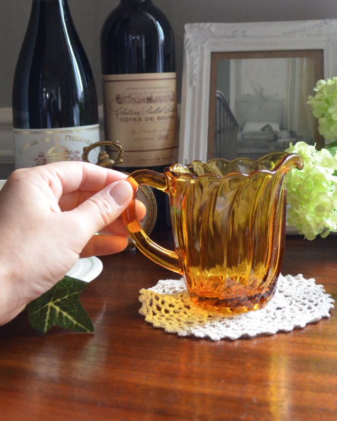 フラワーベース アンティーク雑貨 流れるような装飾、アンバーカラーが上品なアンティークのピッチャー(プレスドグラス)。使いやすいサイズで、フラワーベースとしてもおススメです。(pg-3735)