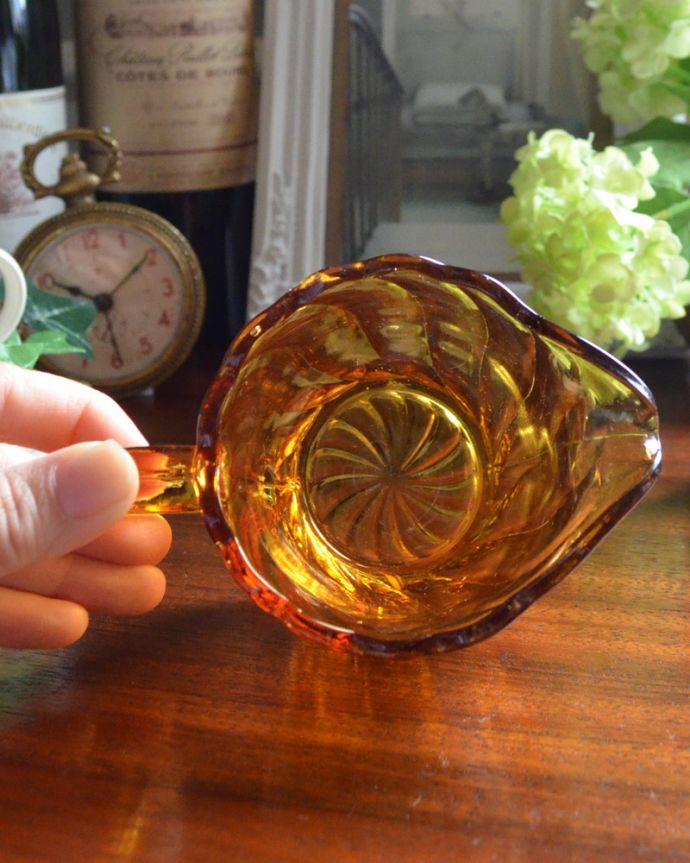 フラワーベース アンティーク雑貨 流れるような装飾、アンバーカラーが上品なアンティークのピッチャー(プレスドグラス)。上から見ても美しいカッティングです。(pg-3735)