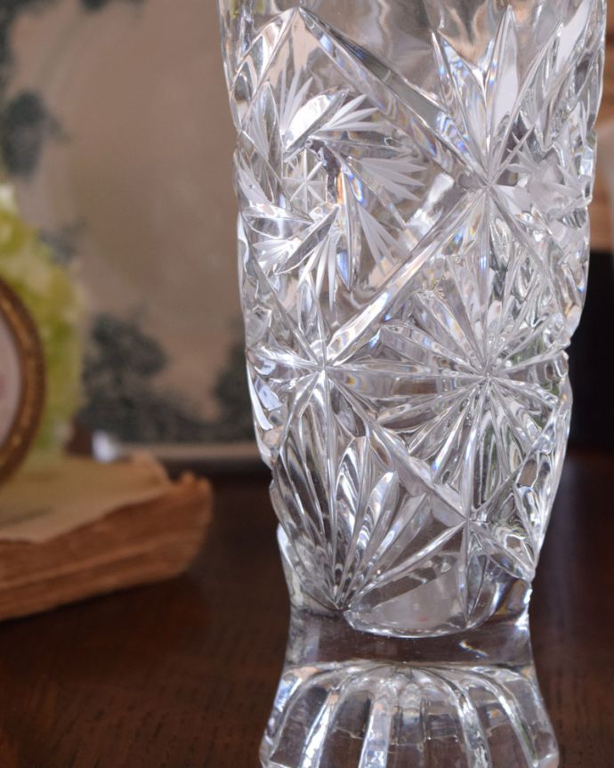 フラワーベース アンティーク雑貨 見とれてしまう程美しいアンティークガラスのフラワーベース(プレスドグラス)。アンティークのため、多少の欠け・傷がある場合がありますが、使用上問題はありませんので、ご了承下さい。(pg-3739)